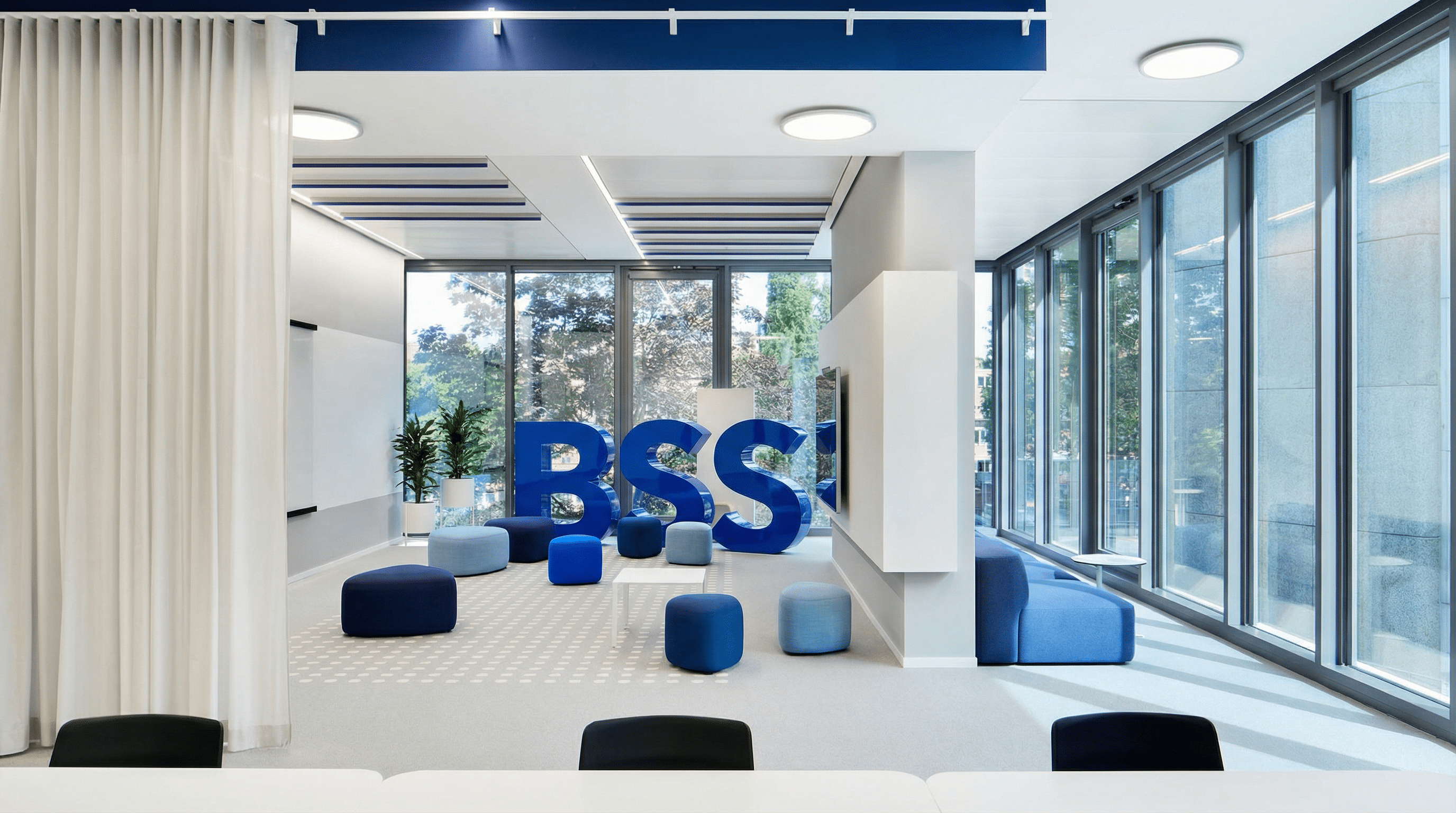 Moderner BSS-Arbeitsbereich bei Beiersdorf mit offenen Sitzmöbeln und BSS-Schriftzug.