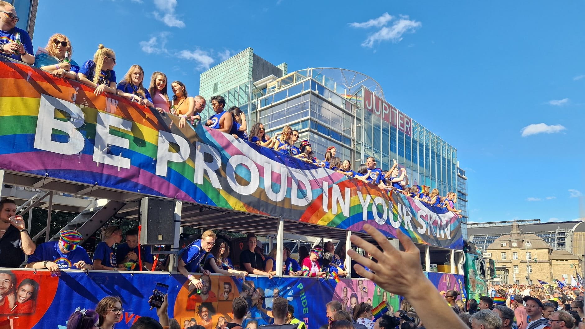 Die Leute haben Spaß auf der Pride Parade in Hamburg