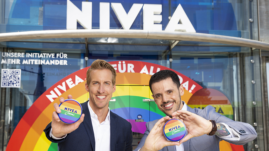 Die NIVEA Creme in guten Händen: Björn Böge (l.), Senior Brand Manager NIVEA Creme für Deutschland, und Thiago Machado, Global Senior Brand Manager NIVEA Creme.