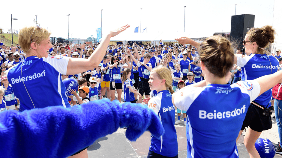 Anne-Katrin und Rebecca motivieren das 1000-köpfige Beiersdorf-Team vor dem Start beim HafenCity Run 2022.