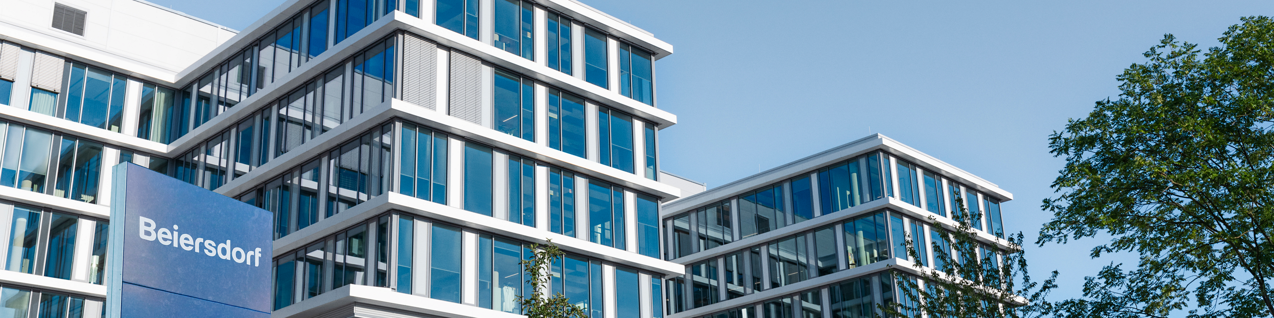 Beiersdorf Fassade mit Flagge