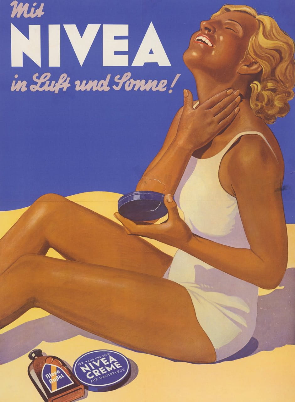 Werbung NIVEA Sonnencreme: Frau trägt Sonnencreme auf