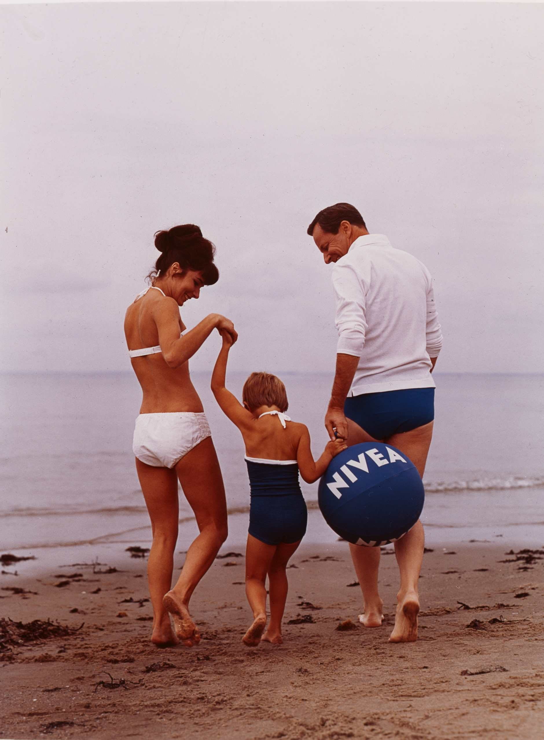 1960er: Familie mit NIVEA Ball