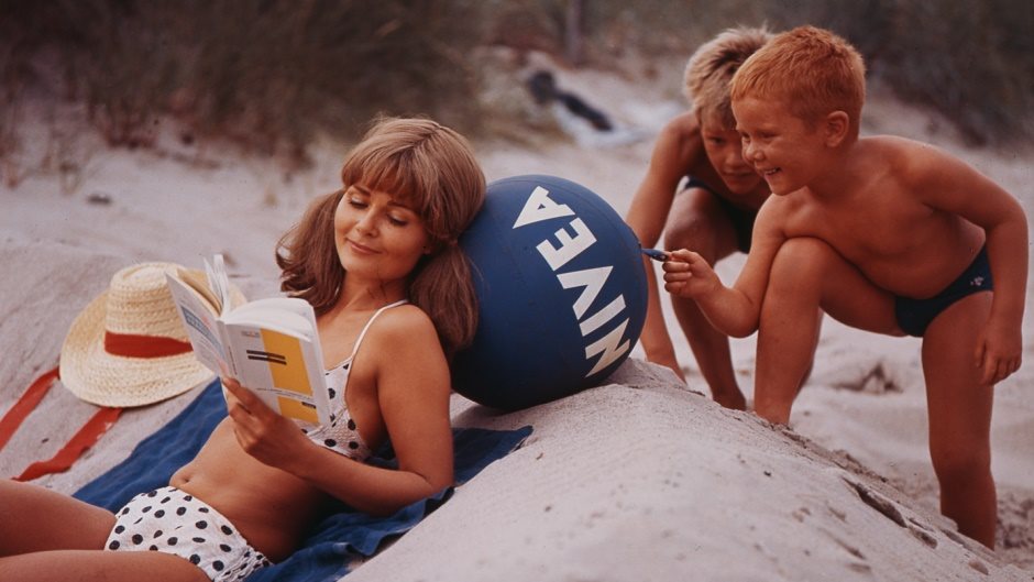 1960er: Familie mit NIVEA Ball