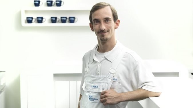 Denny Pawlak, Chemikant in seiner Arbeitskleidung in weiß