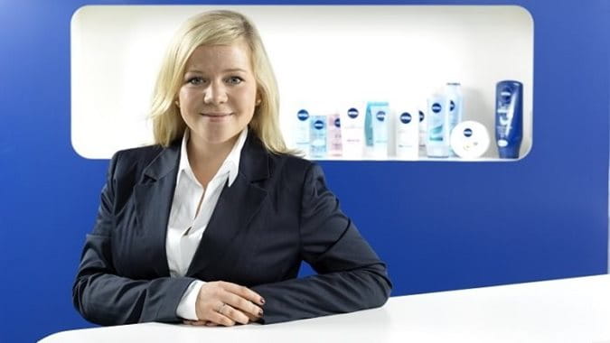 Marlene Retterath, Industriekauffrau vor dem NIVEA Marken Promotion Regal