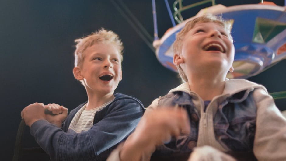 Zwei Jungen lachen