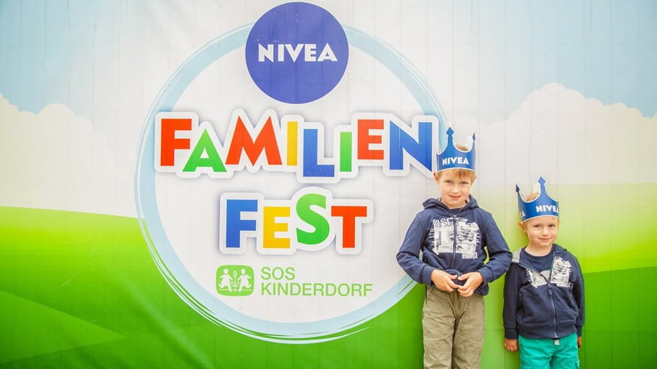 zwei Jungen vor dem NIVEA Familenfest Poster