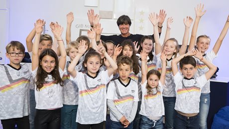 Jogi Löw trifft seine jüngsten Fans im Berliner NIVEA Haus ...