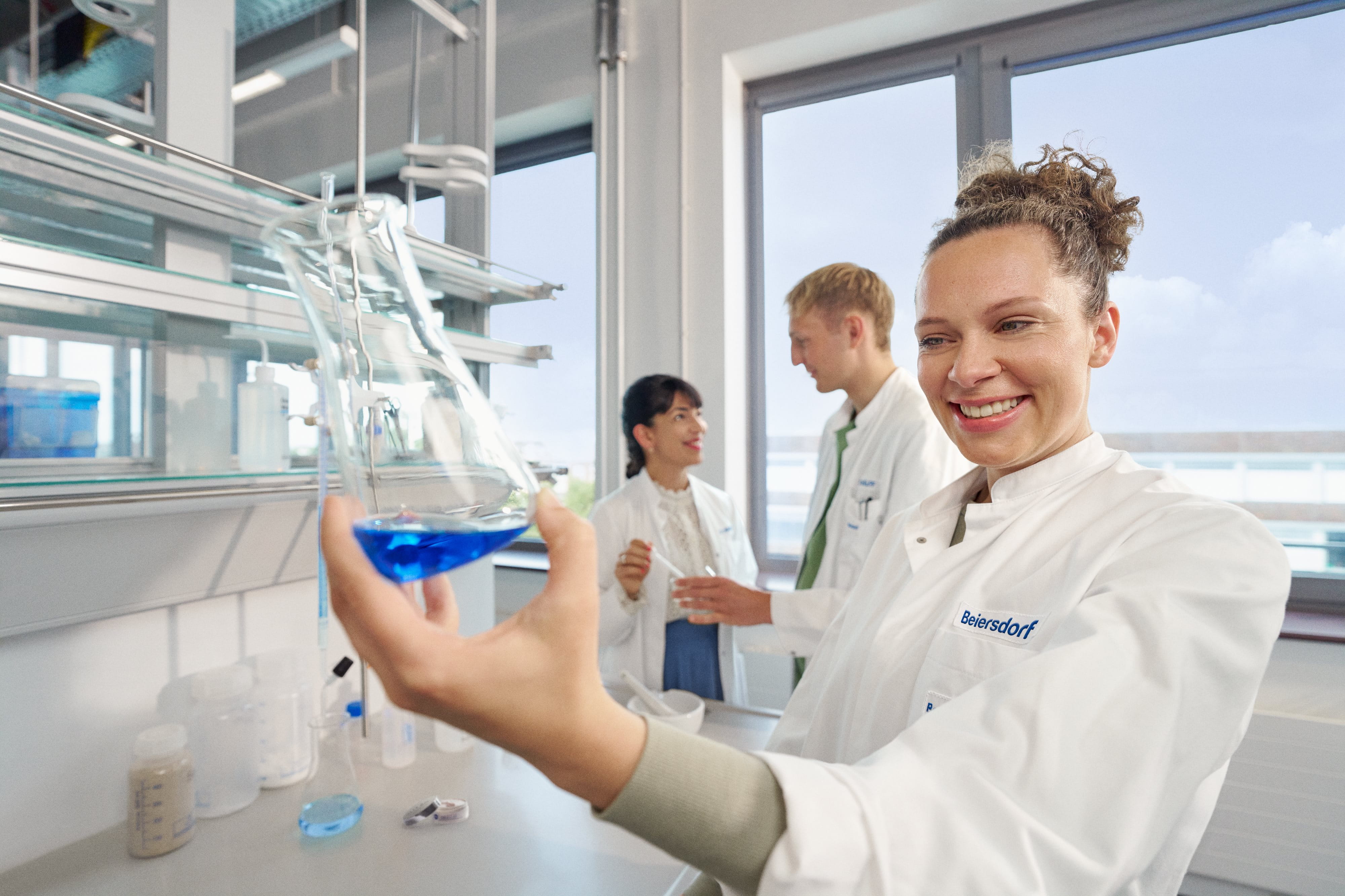 Beiersdorf Forschende arbeiten in einem Labor zusammen und fördern Innovation sowie die Entwicklung von Hautpflege- und Consumer-Care-Lösungen.