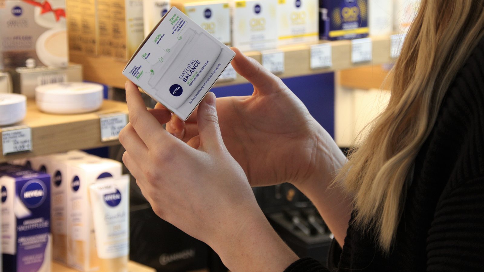 Finger reiben eine Creme