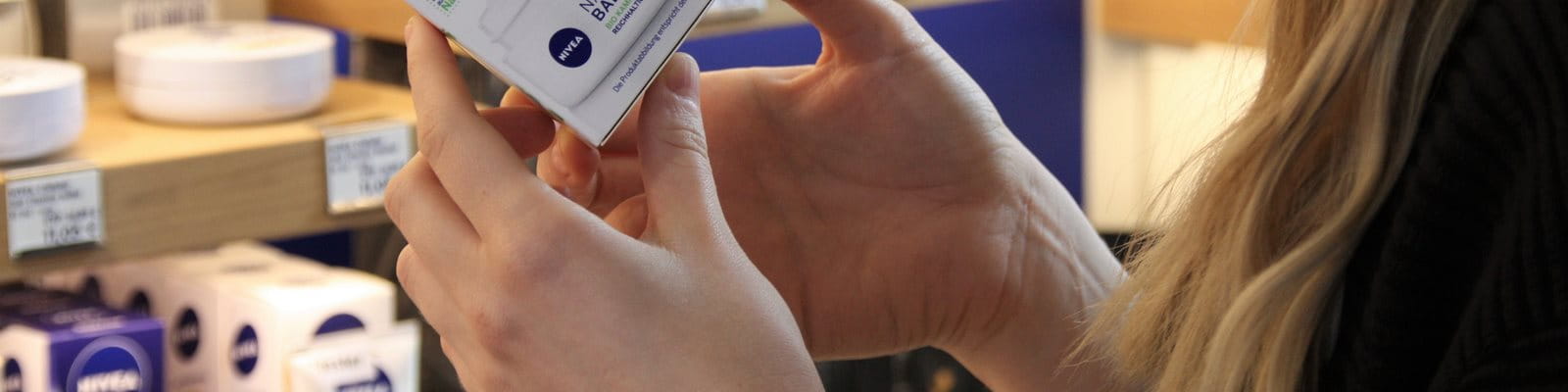 Finger reiben eine Creme