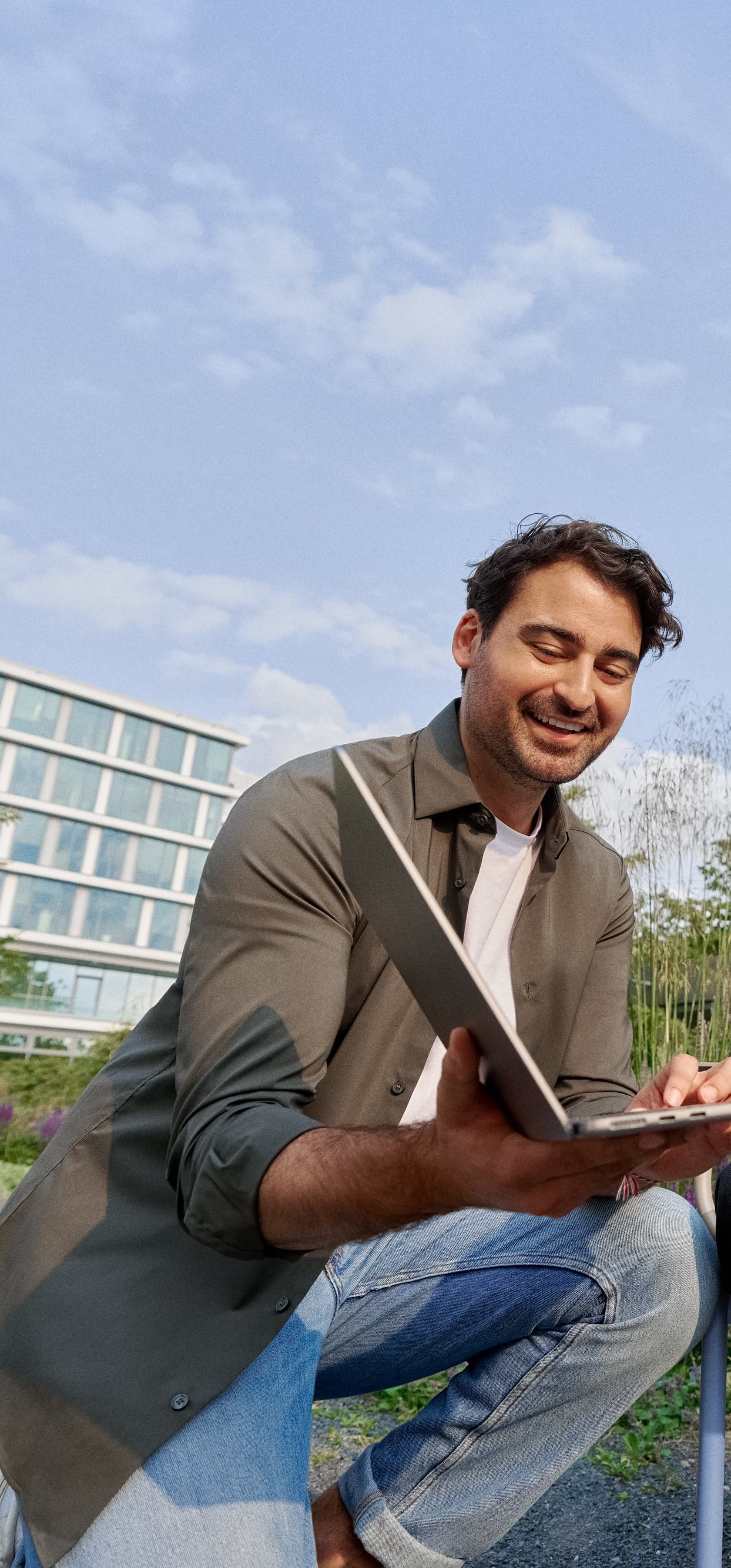 Beiersdorf Mitarbeitende arbeiten im Außenbereich gemeinsam an einem Projekt und stehen für Teamarbeit, Flexibilität und ein modernes Arbeitsumfeld.