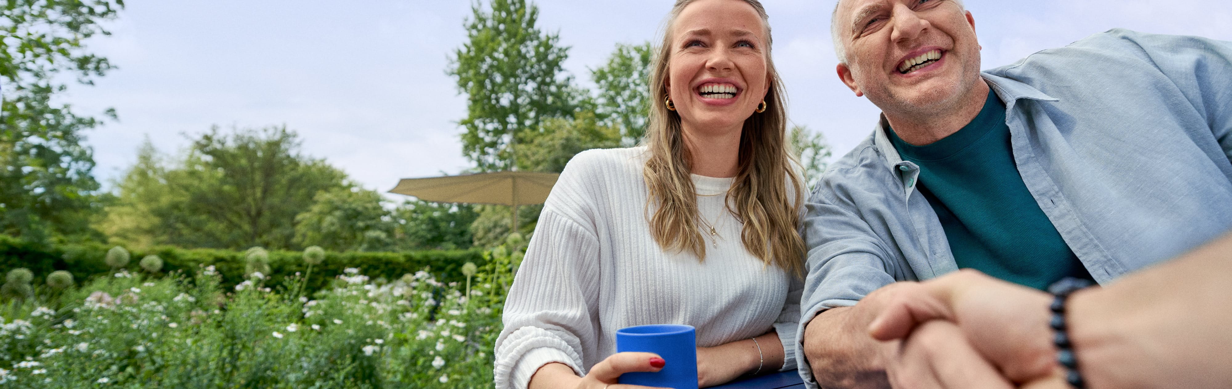 Beiersdorf Mitarbeitende tauschen sich in einer Arbeitsumgebung im Freien aus und stehen für Wohlbefinden, Flexibilität und eine inklusive Unternehmenskultur.