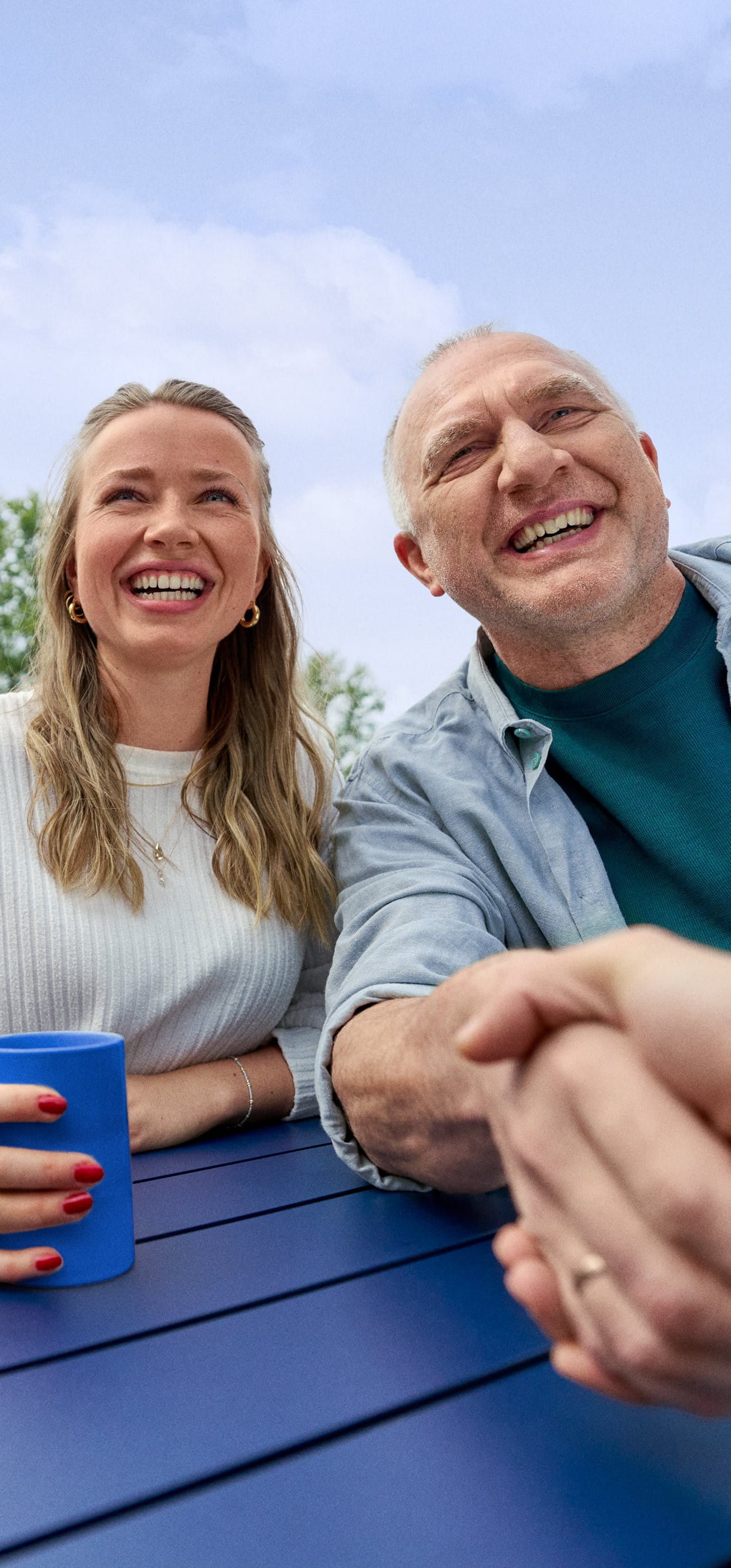 Beiersdorf Mitarbeitende tauschen sich in einer Arbeitsumgebung im Freien aus und stehen für Wohlbefinden, Flexibilität und eine inklusive Unternehmenskultur.