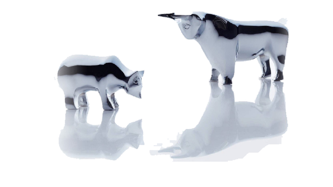 Silberne Bulle- und Bärenfiguren auf reflektierender Oberfläche.