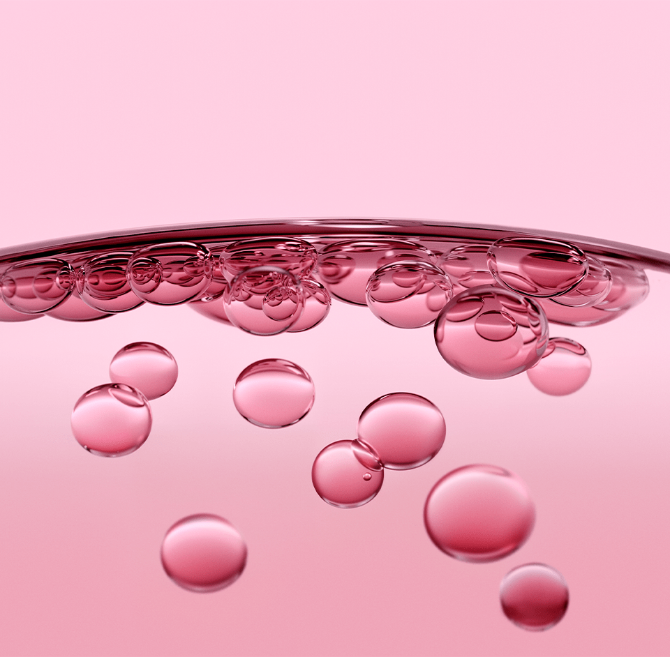 Nahaufnahme metallischer Mikroskopobjektive mit digitaler Datenüberlagerung, die wissenschaftliche Forschung und fortschrittliche Laboranalysen darstellen.