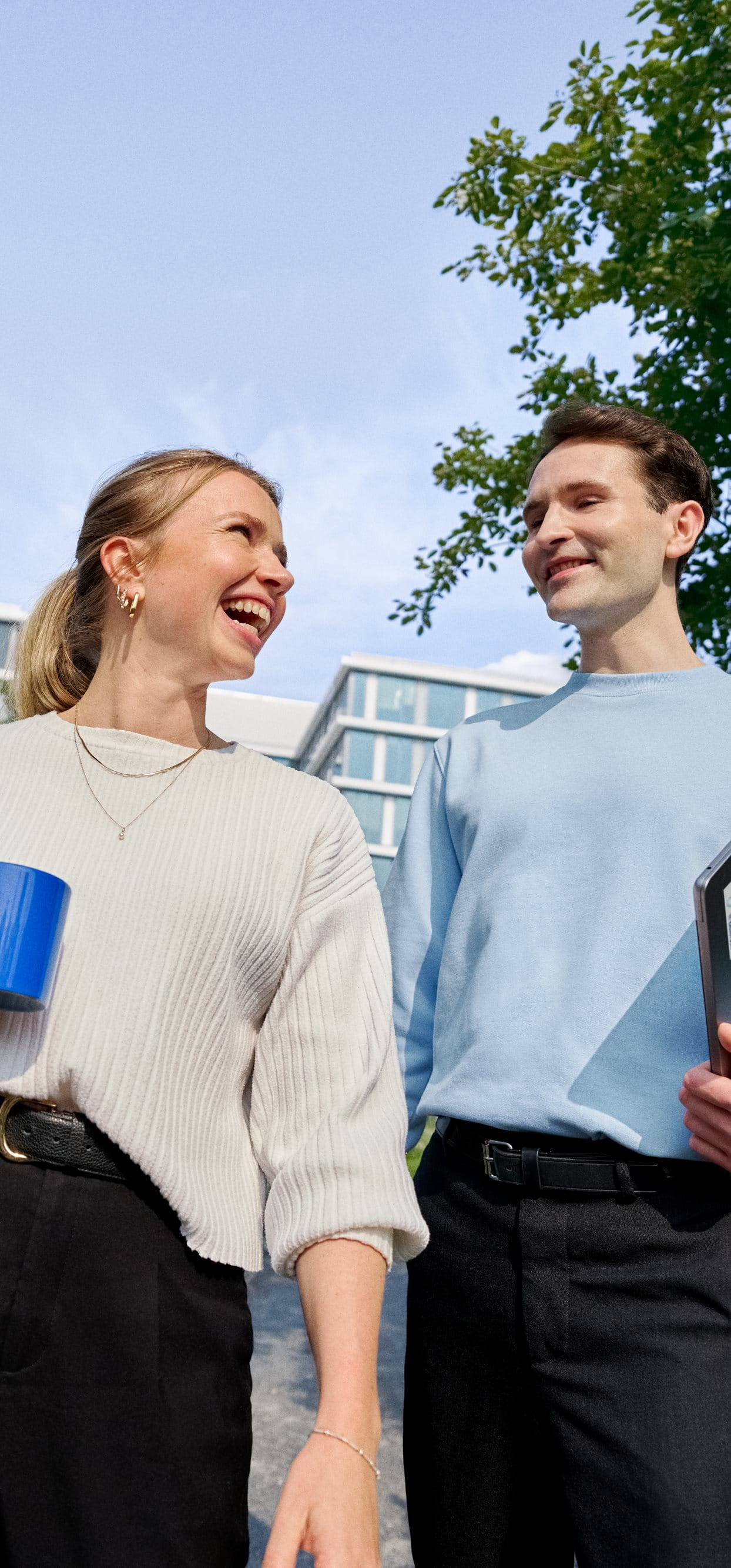 Beiersdorf Mitarbeitende tauschen sich bei einem Spaziergang auf dem Unternehmenscampus aus und stehen für Zusammenarbeit, Unternehmenskultur und flexible Arbeitsweisen