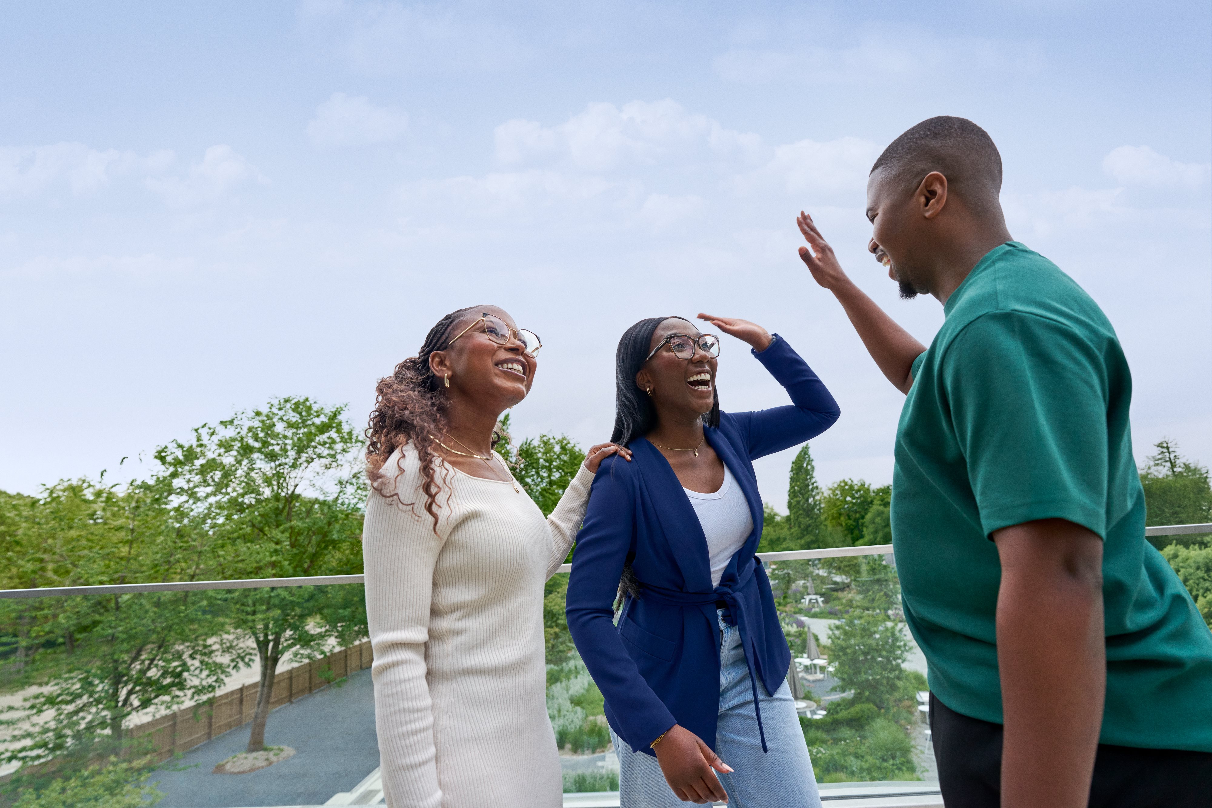 Beiersdorf Mitarbeitende feiern eine erfolgreiche Zusammenarbeit mit einem High Five und stehen für Teamgeist sowie ein inklusives Arbeitsumfeld.