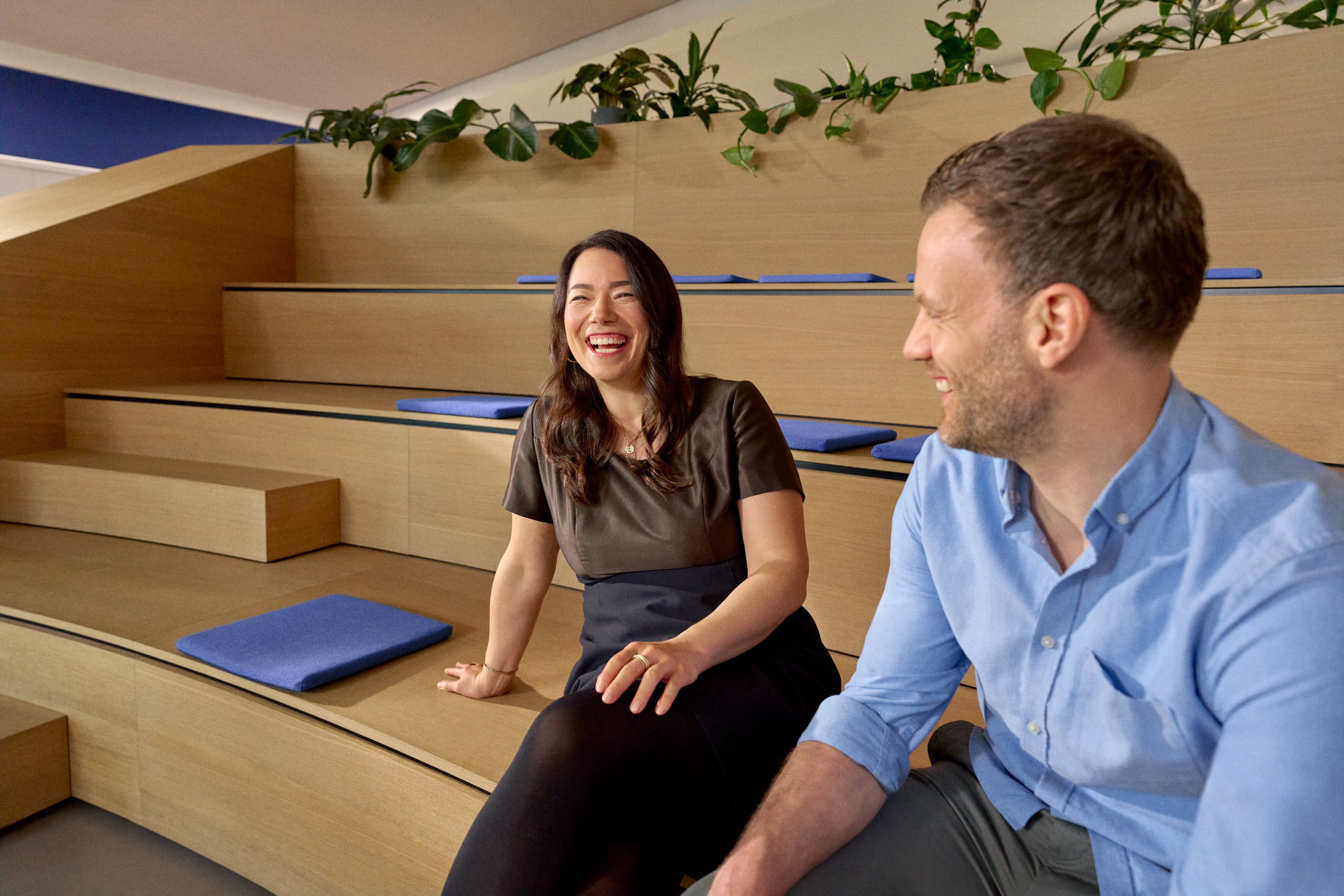 Beiersdorf Mitarbeitende tauschen sich in einer kollaborativen Arbeitsumgebung aus und stehen für eine offene Kultur, Teamarbeit und eine positive Employee Experience.