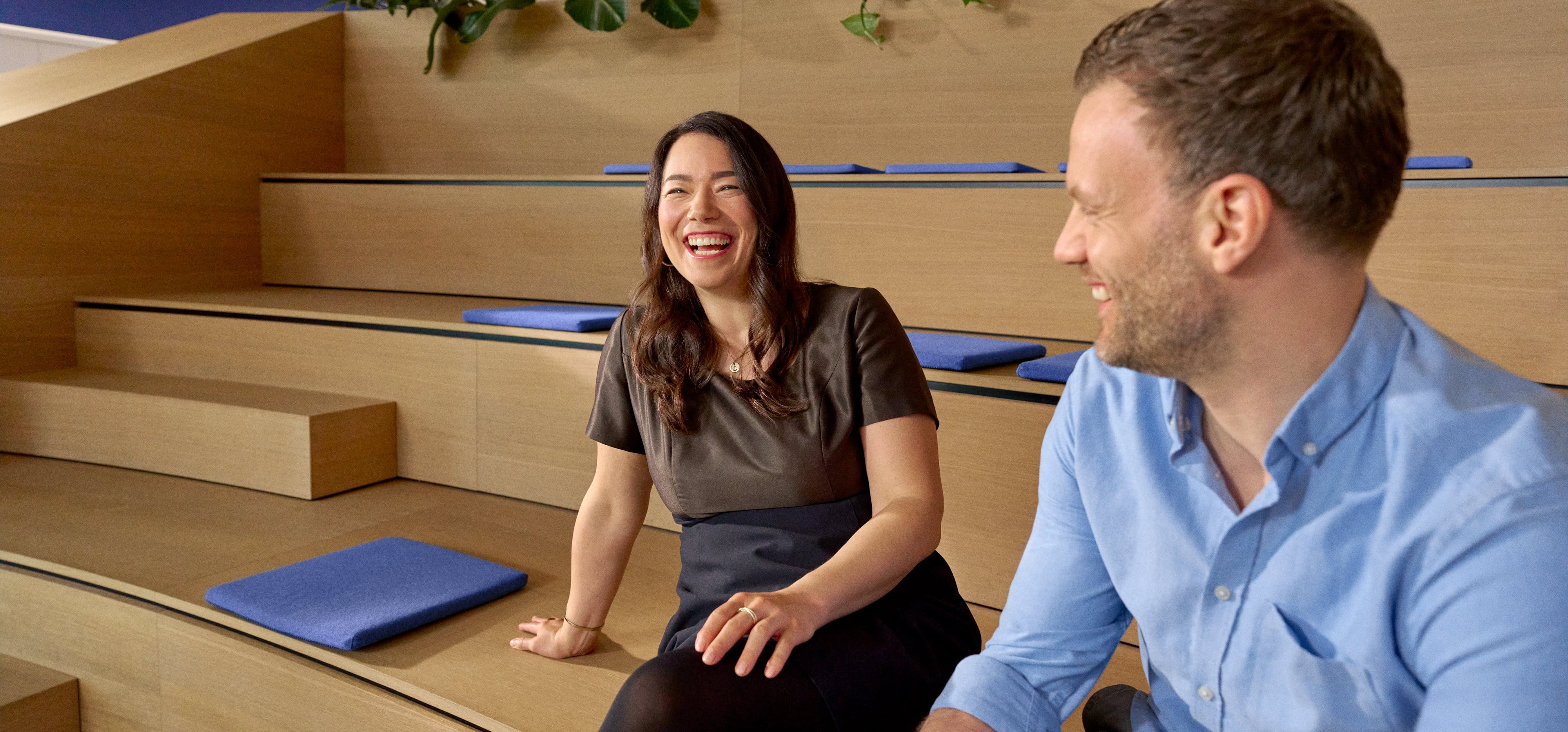 Beiersdorf Mitarbeitende tauschen sich in einer kollaborativen Arbeitsumgebung aus und stehen für eine offene Kultur, Teamarbeit und eine positive Employee Experience.
