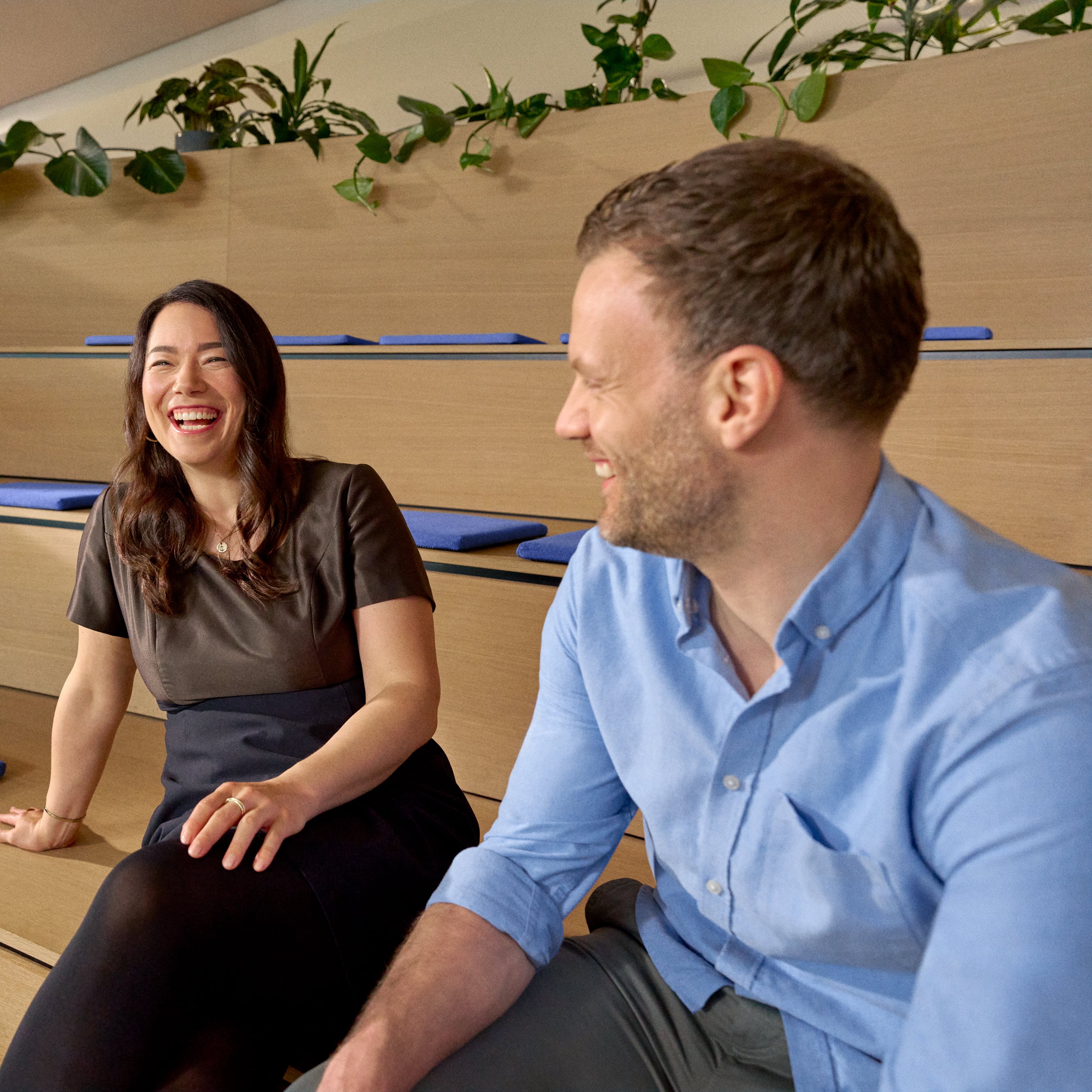 Beiersdorf Mitarbeitende tauschen sich in einer kollaborativen Arbeitsumgebung aus und stehen für eine offene Kultur, Teamarbeit und eine positive Employee Experience.