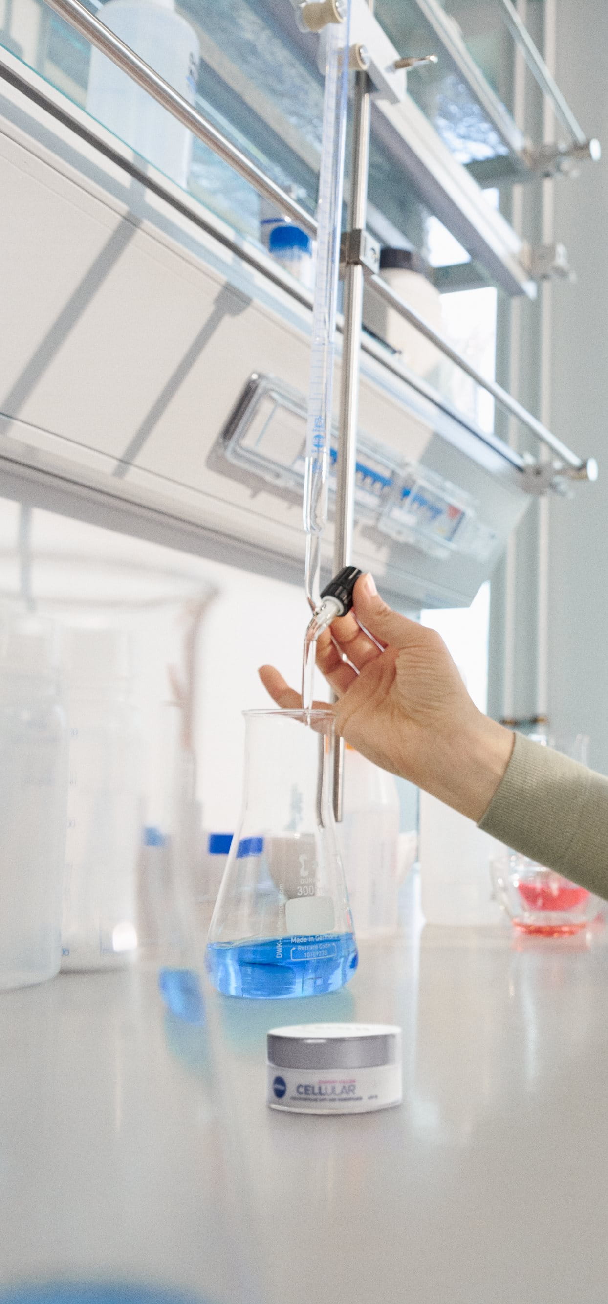 Beiersdorf Forschende arbeiten im Labor und stehen für Innovation, wissenschaftliche Expertise und Hautforschung.