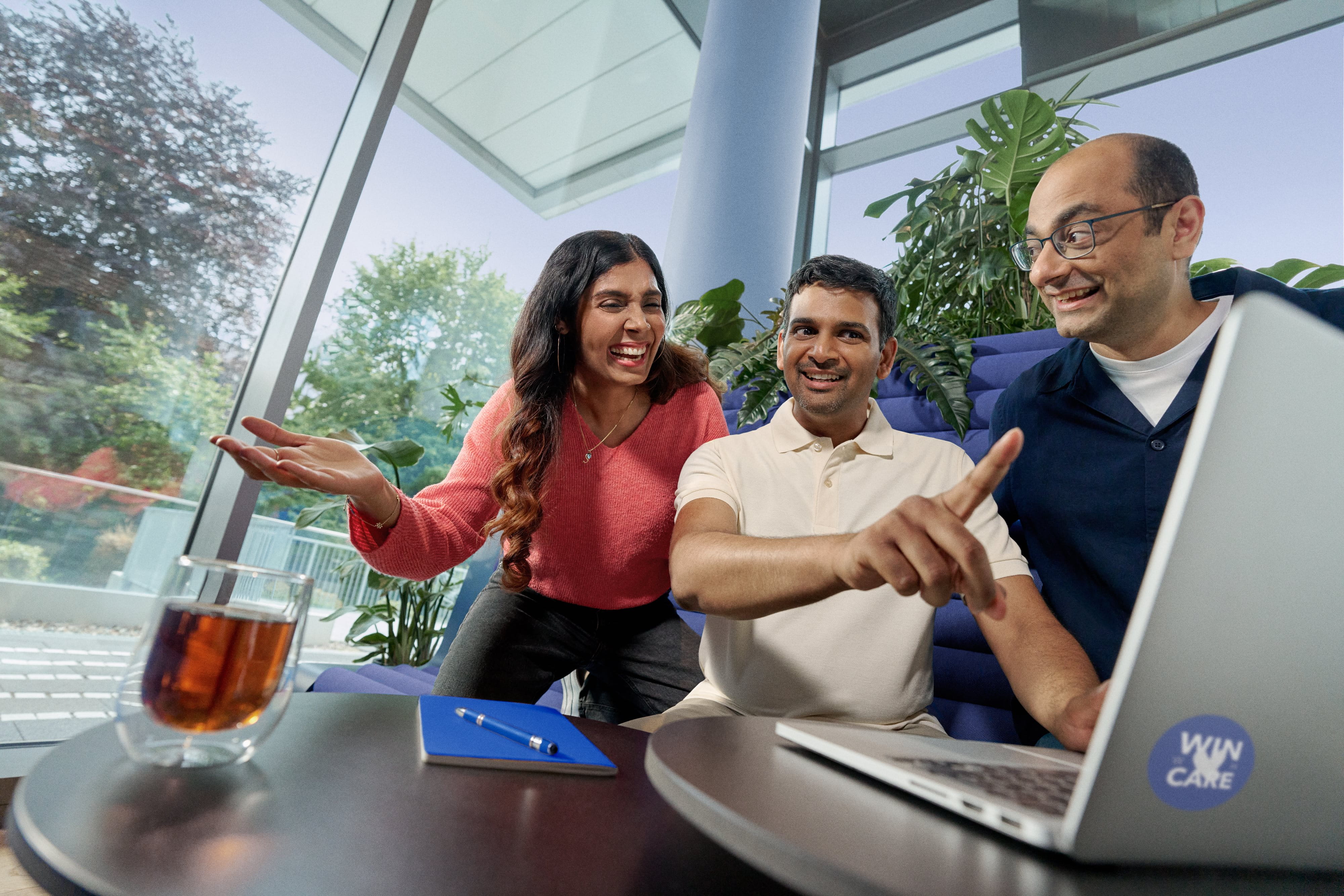 Beiersdorf Mitarbeitende arbeiten gemeinsam an einem Projekt in einem modernen Büro und zeigen Teamarbeit sowie eine inklusive Unternehmenskultur.