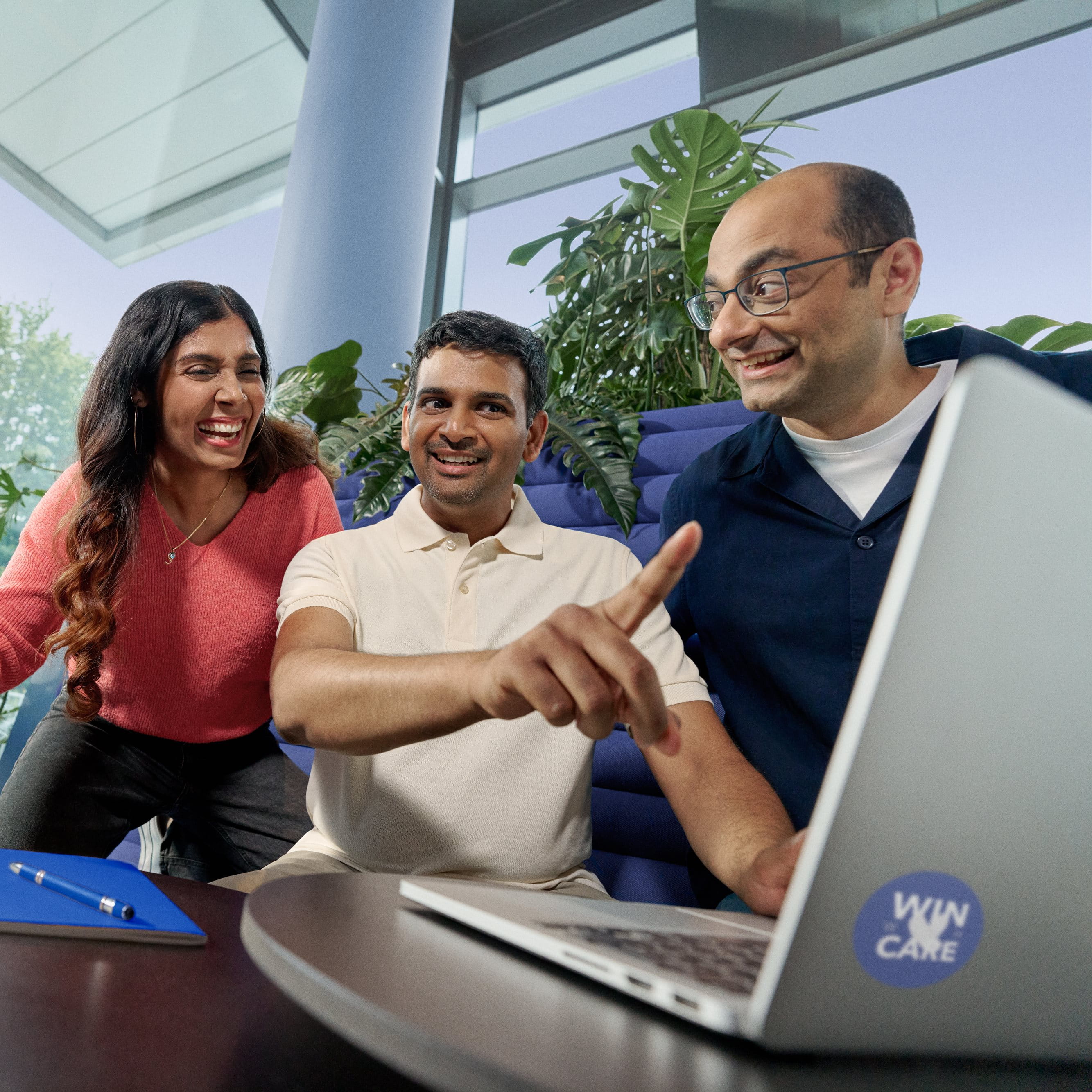 Beiersdorf Mitarbeitende arbeiten gemeinsam an einem Projekt in einem modernen Büro und zeigen Teamarbeit sowie eine inklusive Unternehmenskultur.