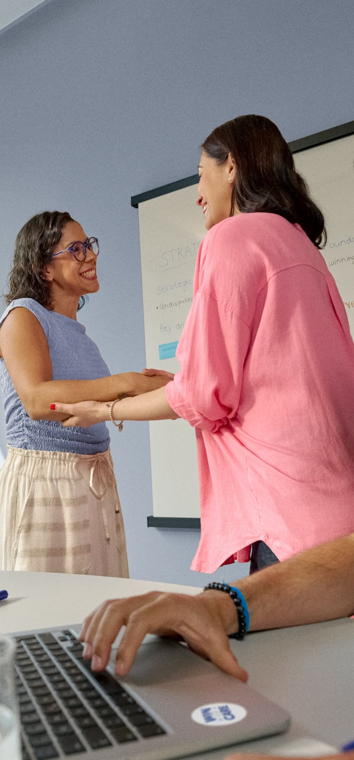 Beiersdorf Mitarbeitende arbeiten in einem Workshop zusammen, tauschen Ideen aus und fördern Teamarbeit in einem globalen Arbeitsumfeld.